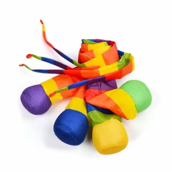 Boule à queue arc-en-ciel – Décoration sensorielle colorée pour éveiller l’imaginaire des enfants