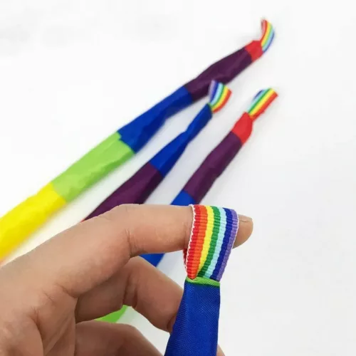 Boule à queue arc-en-ciel – Décoration sensorielle colorée pour éveiller l’imaginaire des enfants