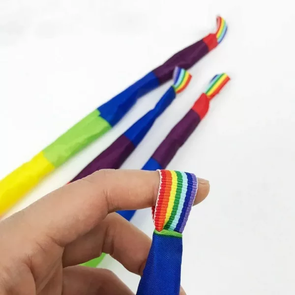 Boule à queue arc-en-ciel – Décoration sensorielle colorée pour éveiller l’imaginaire des enfants