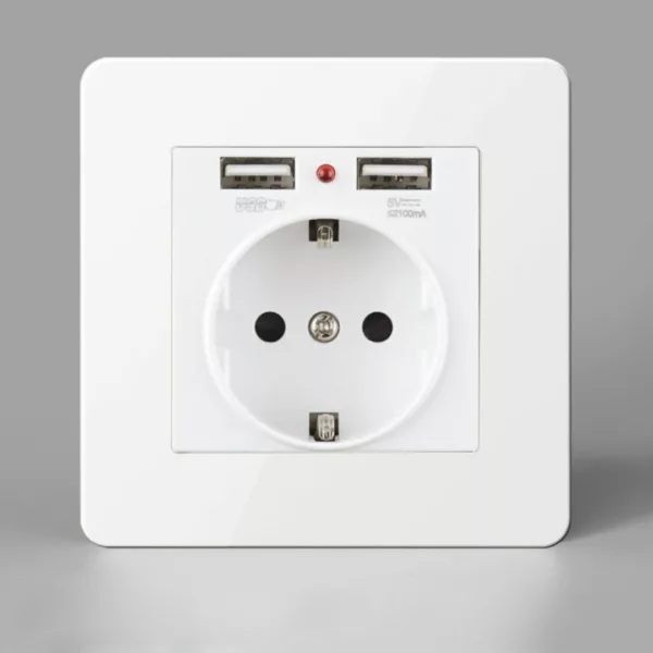 Caméra espion dans prise murale factice