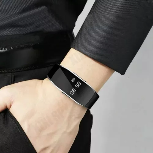 Caméra espion dissimulée dans montre digitale