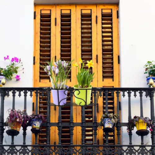Support pour pots suspendus extérieur balcon – Gagnez de la place et sublimez vos plantes en hauteur