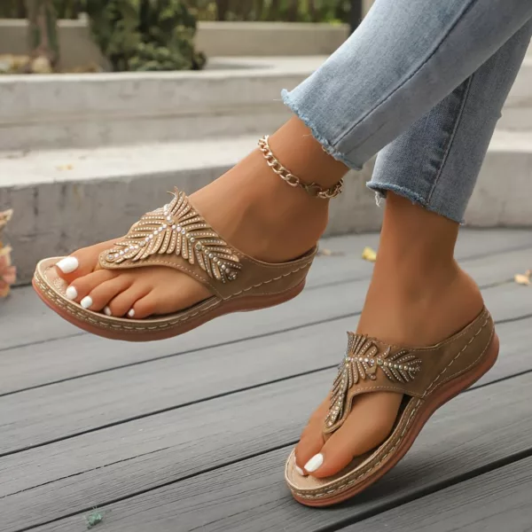 Tongs compensées strass confort femme – Image 9