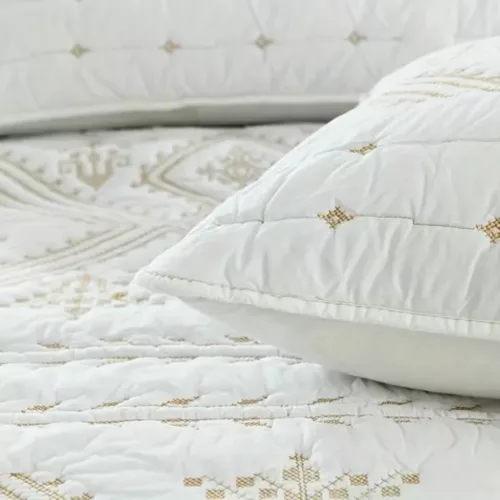 Parure de lit broderie ethnique élégante – Ambiance chaleureuse et déco bohème chic pour votre chambre