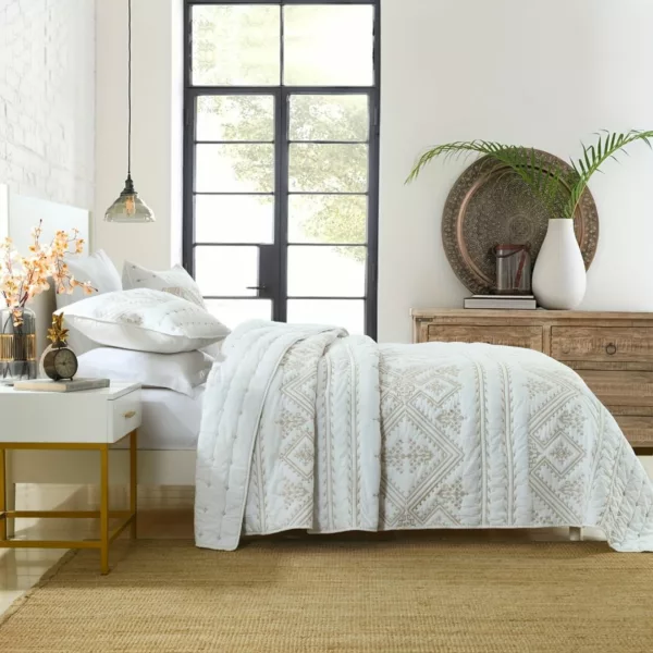 Parure de lit broderie ethnique élégante – Ambiance chaleureuse et déco bohème chic pour votre chambre
