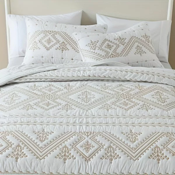 Parure de lit broderie ethnique élégante – Ambiance chaleureuse et déco bohème chic pour votre chambre