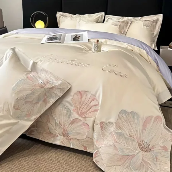 Parure de lit satin fleurs brodées – Douceur luxueuse et élégance florale pour un sommeil apaisant
