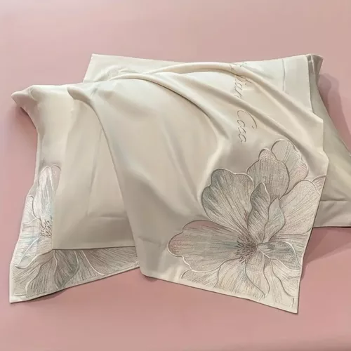 Parure de lit satin fleurs brodées – Douceur luxueuse et élégance florale pour un sommeil apaisant