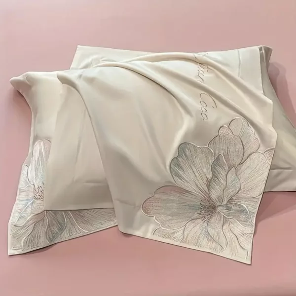 Parure de lit satin fleurs brodées – Douceur luxueuse et élégance florale pour un sommeil apaisant
