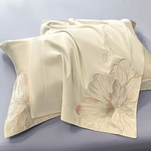 Parure de lit satin fleurs brodées – Douceur luxueuse et élégance florale pour un sommeil apaisant