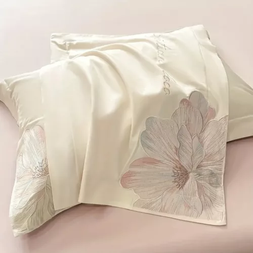 Parure de lit satin fleurs brodées – Douceur luxueuse et élégance florale pour un sommeil apaisant