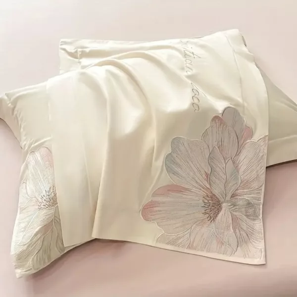 Parure de lit satin fleurs brodées – Douceur luxueuse et élégance florale pour un sommeil apaisant