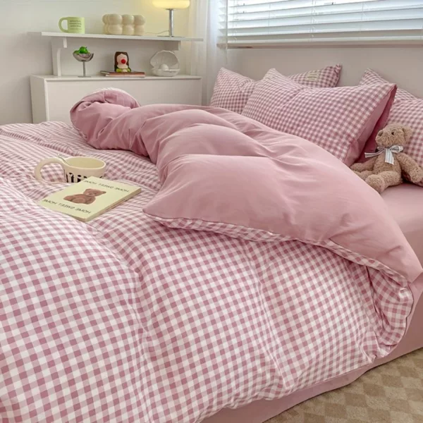 Parure de lit vichy rose tendre – Ambiance cocooning et charme rétro pour une chambre apaisante