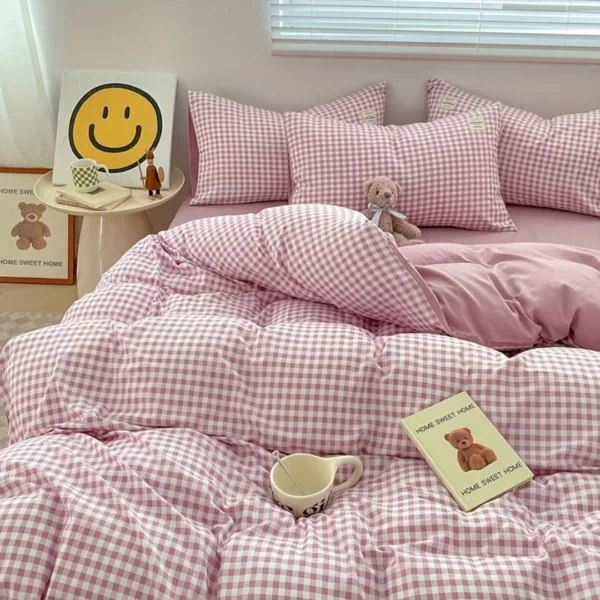 Parure de lit vichy rose tendre – Ambiance cocooning et charme rétro pour une chambre apaisante