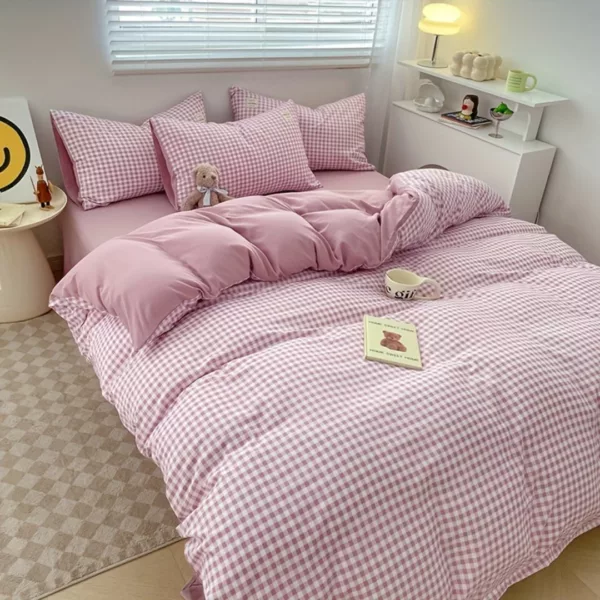 Parure de lit vichy rose tendre – Ambiance cocooning et charme rétro pour une chambre apaisante