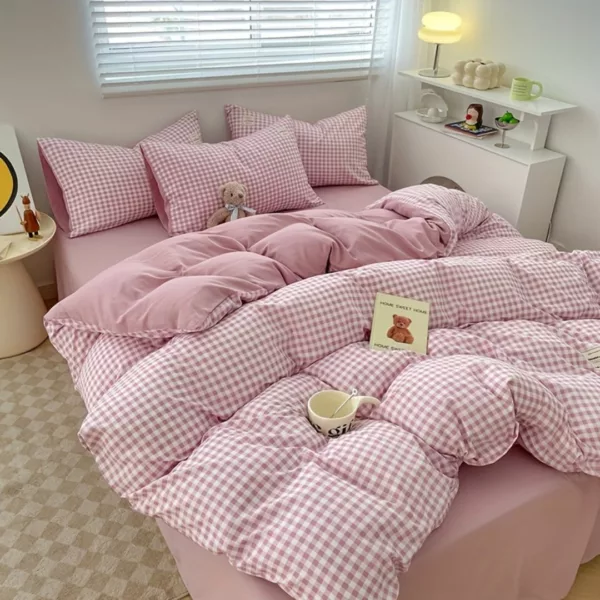 Parure de lit vichy rose tendre – Ambiance cocooning et charme rétro pour une chambre apaisante