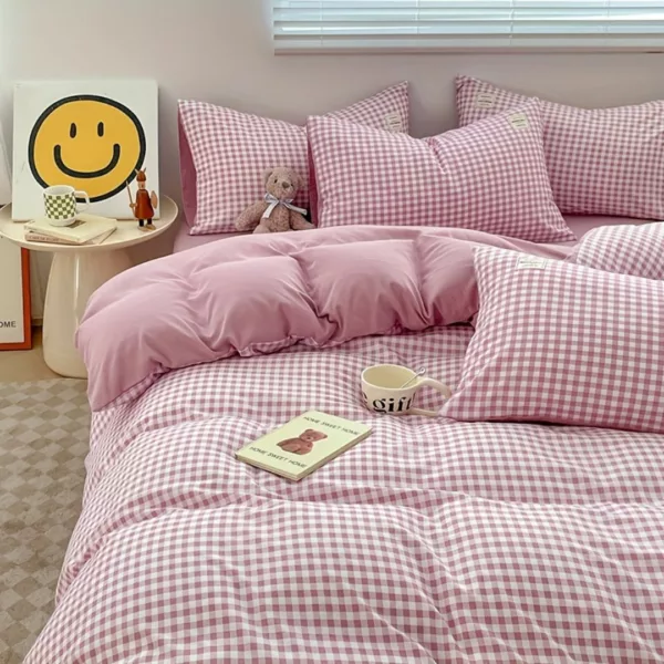 Parure de lit vichy rose tendre – Ambiance cocooning et charme rétro pour une chambre apaisante