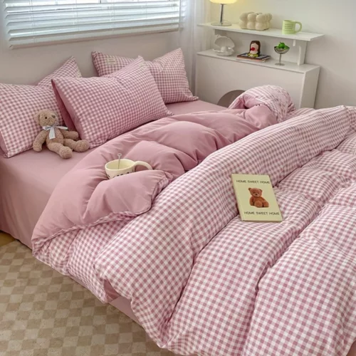 Parure de lit vichy rose tendre – Ambiance cocooning et charme rétro pour une chambre apaisante