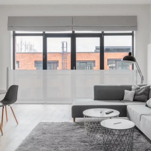 Barrière escalier rétractable en aluminium et PVC – sécurité enfant intérieur/extérieur