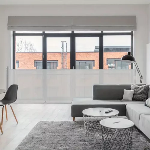 Barrière de sécurité extensible pour escalier et porte avec verrou de sécurité
