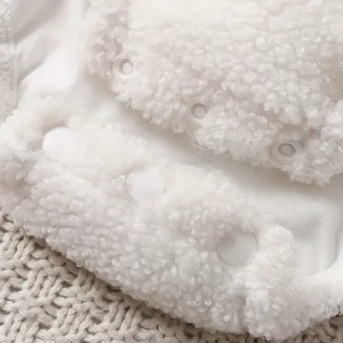 Ensemble bébé sans manches en peluche avec bonnet assorti – look photo adorable