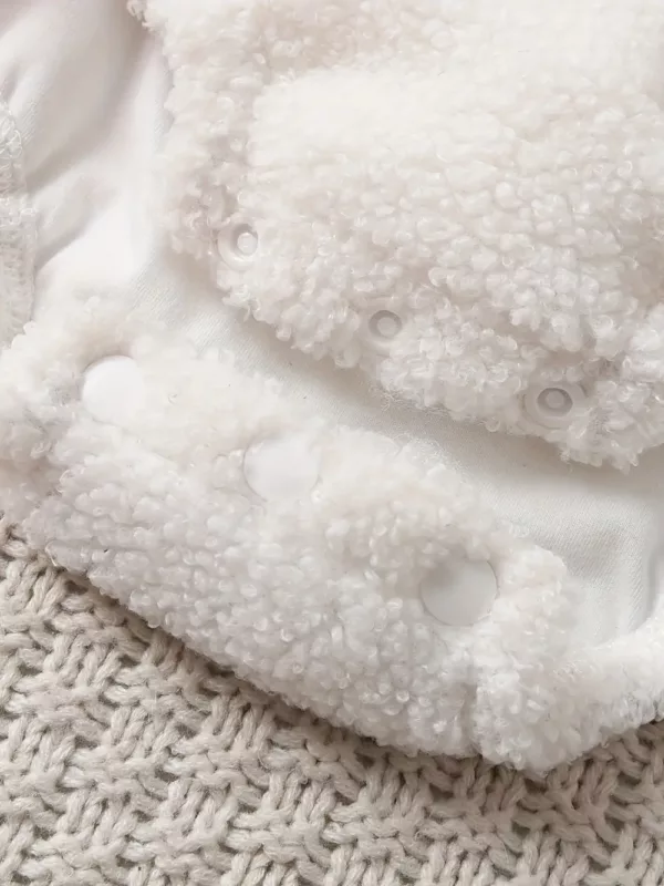 Ensemble bébé sans manches en peluche avec bonnet assorti – look photo adorable