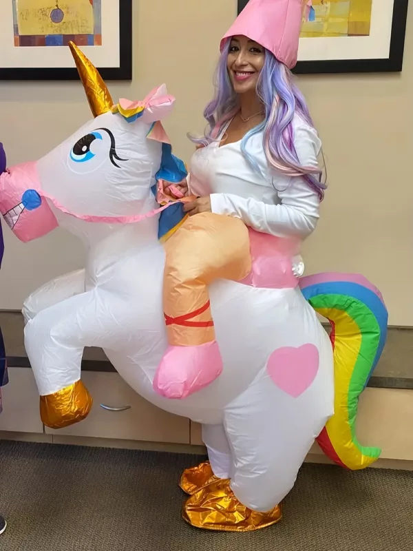 Costume licorne gonflable femme avec sabots dorés – idéal Halloween et fêtes