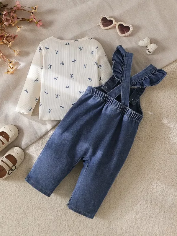 Ensemble naissance bébé fille – haut imprimé manches longues et salopette jean volantée