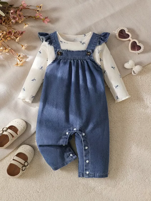 Ensemble naissance bébé fille – haut imprimé manches longues et salopette jean volantée