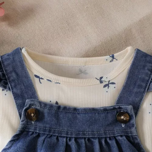 Ensemble naissance bébé fille – haut imprimé manches longues et salopette jean volantée