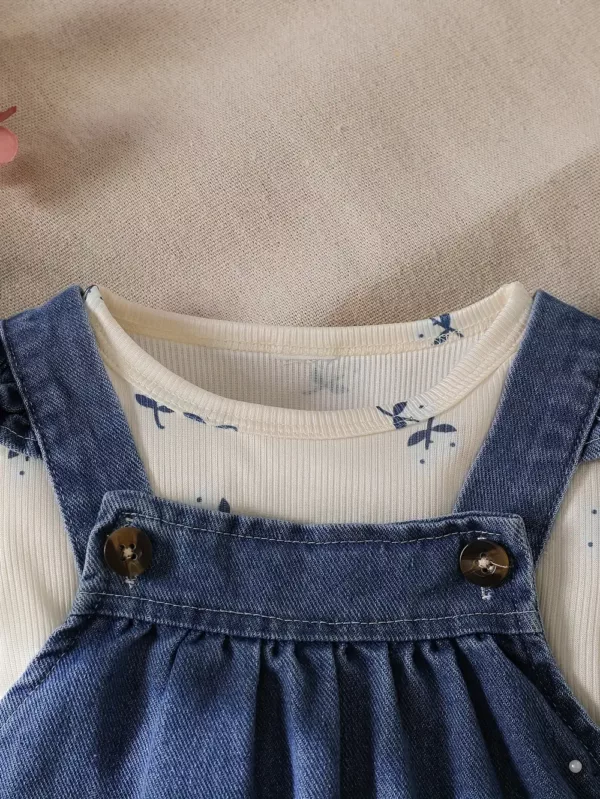 Ensemble naissance bébé fille – haut imprimé manches longues et salopette jean volantée