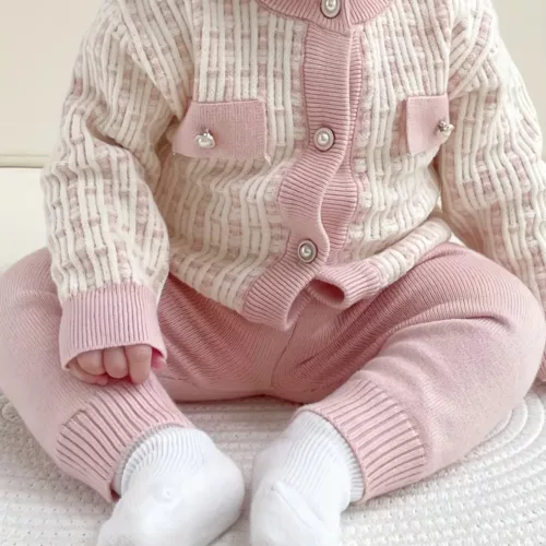 Ensemble naissance fille 3 pièces en tricot – veste, cardigan et pantalon doux