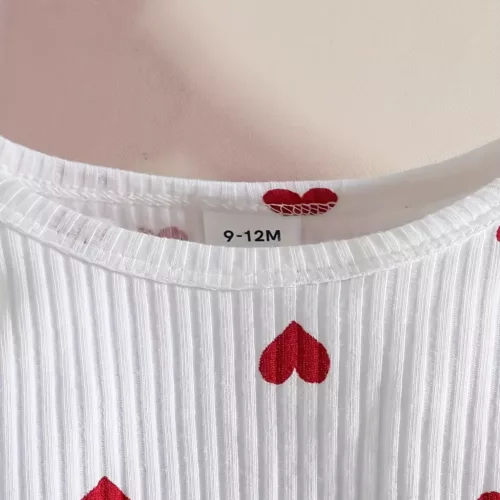 Tenue naissance bébé fille – haut à manches longues en velours côtelé avec cœur imprimé