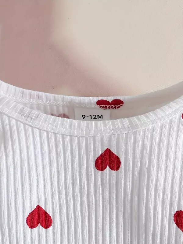 Tenue naissance bébé fille – haut à manches longues en velours côtelé avec cœur imprimé