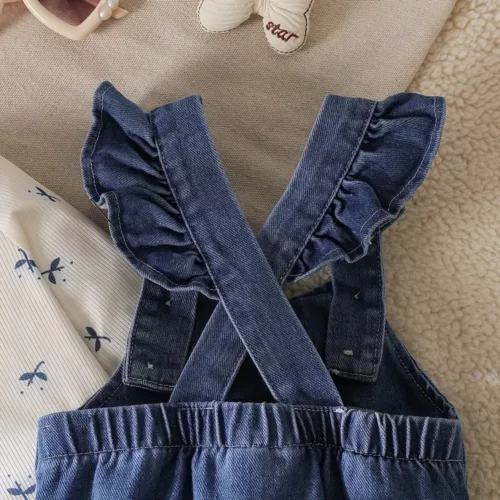 Ensemble naissance bébé fille – haut imprimé manches longues et salopette jean volantée