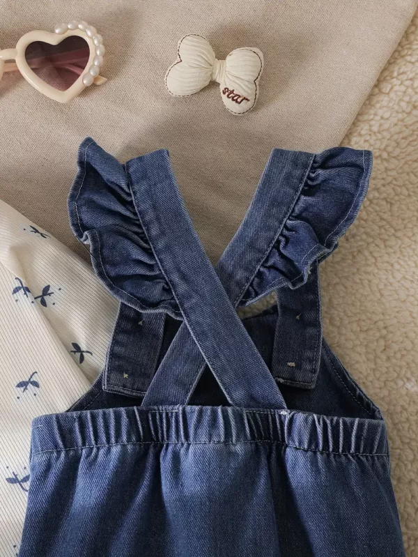 Ensemble naissance bébé fille – haut imprimé manches longues et salopette jean volantée